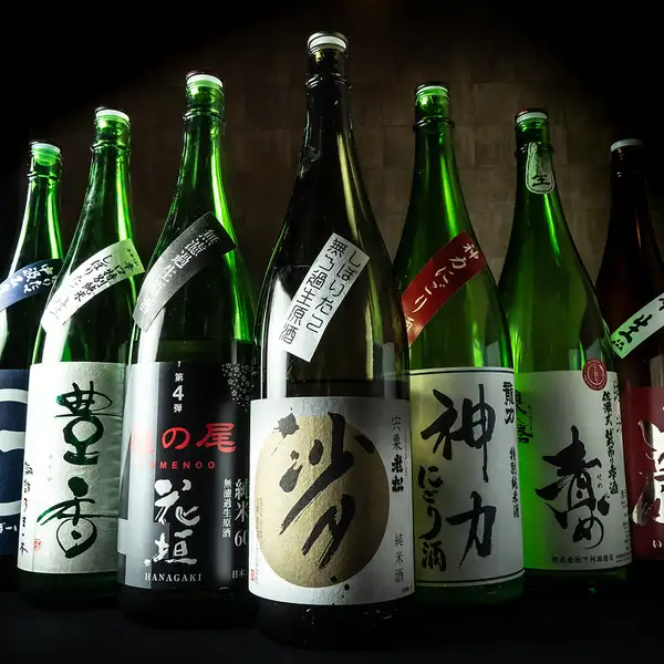 落ち着いた雰囲気の店内は、日本酒を楽しむのにぴったりです。常時、10種類程度のおすすめ地酒をご用意しております。また飲み比べセットもございますので、これから日本酒を楽しんでいきたい。とい方にも、ぜひお喜びいただけるはずです。