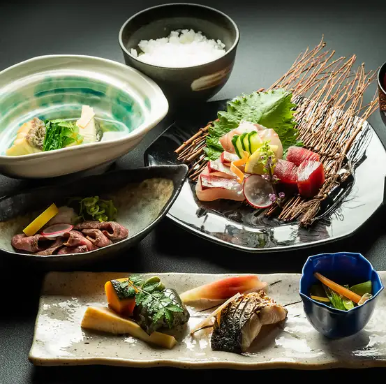 昼網で捕れた新鮮な魚介類と黒毛和牛や地鶏など、厳選素材をリーズナブルに楽しめる