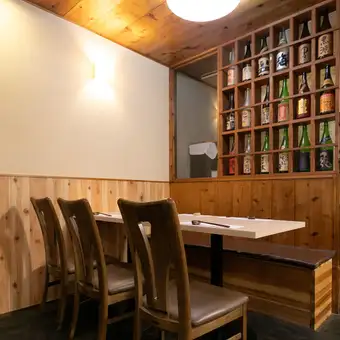 6人掛けのテーブル席を2卓ご備えしております。グループでのご宴会や女子会、ご家族でのお食事など多彩なシーンに対応可能です。程よい広さの空間でゆったりとお寛ぎいただけます。自慢のお料理を囲みながら賑やかで楽しい時間をお過ごしください。宴会のご予約も随時承っております。