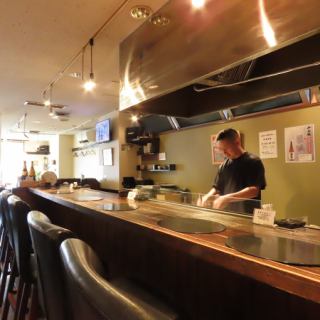 【カウンター席】カップルに大人気♪1度来店頂くとリピーター続出！カップルを引き付けるおしゃれな店内仕様◎ついつい長居したくなる素敵空間なので、おしゃべりに花が咲くこと間違いなし！おいしいお料理を楽しみながら大切な人との時間を過ごしたいときにぴったり♪