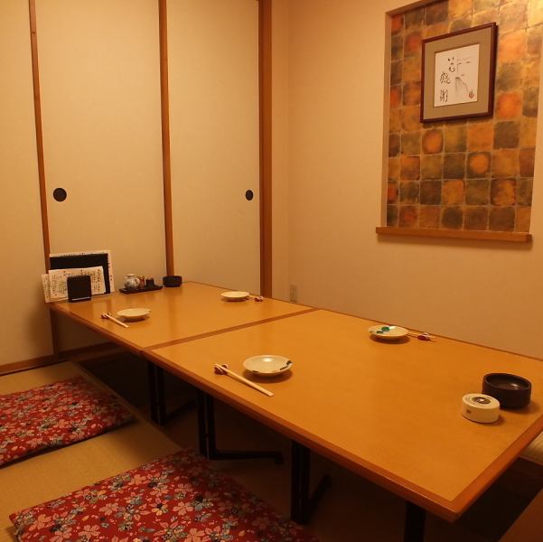 【楓の間】6名様の向けの掘りごたつ式個室です。親睦会・男酒会・小宴会・接待・コンベンションの打ち上げ等のご利用におすすめです。