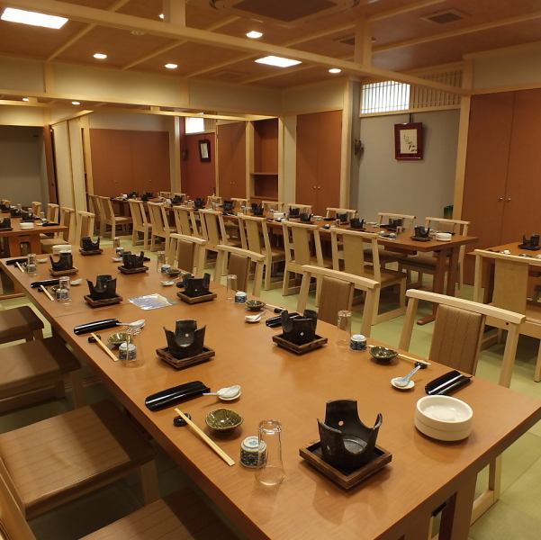 最大40名可能な大宴会場をふすまで仕切ることで、16名様、12名様、8名様向けの季節宴会・会社宴会・親睦会・接待・コンベンションの打ち上げ等に最適です。良い和食とは、丁度良い味付けがなされていると言われます。丁度良い塩加減のお料理は、夜眠る前に、喉が乾きません。そんな体験を、是非『喜乃屋』で。