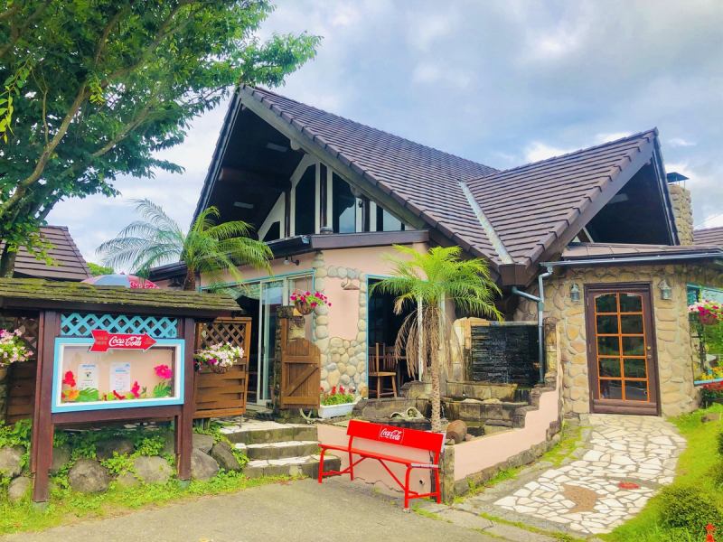 Our 28-year-old store is designed with the image of a log house! Feel free to have lunch or dinner at our store along the road!