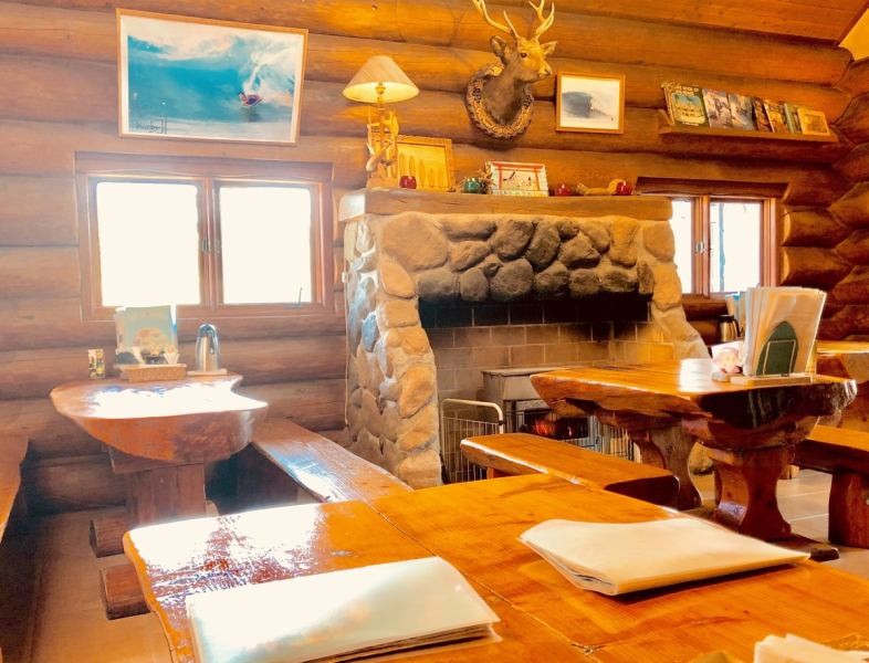 我们的餐厅是由店主手工制作的，餐厅内部有裸露的原木，因此您可以在安静的氛围中用餐，这是其他餐厅无法品尝的！