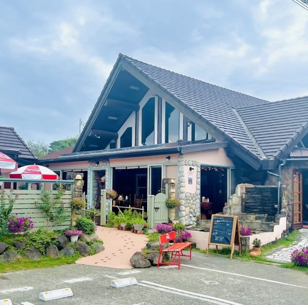 28年の歴史を持つ当店は、ログハウスをイメージしたつくりとなっております！道路沿いにございます当店へお気軽にランチやディナーをどうぞ！！