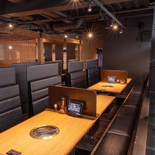 ご家族やカップル同士の集まりにぴったりな4人席。焼き台を囲んで自然と会話が弾み、どこか懐かしさのある雰囲気が、日常の中に小さな特別を添えてくれます。落ち着いた照明と黒を基調とした空間は、親密な時間をより豊かに演出。記念日やちょっと贅沢な外食にもおすすめのテーブルです。