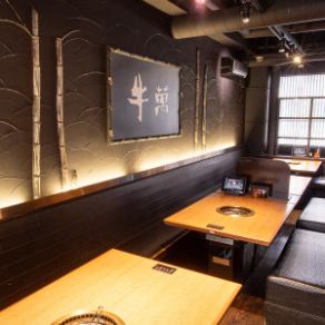 6人までご利用いただける広めのテーブル席は、グループでの食事やお祝い事、ちょっとした接待にも◎大人の雰囲気漂う黒を基調とした店内に、落ち着いた照明が灯り、ゆったりとした時間が流れます。焼き台を囲みながら語らう一夜は、きっと忘れられないひとときになるはずです。※片面のみソファのお席もございます。