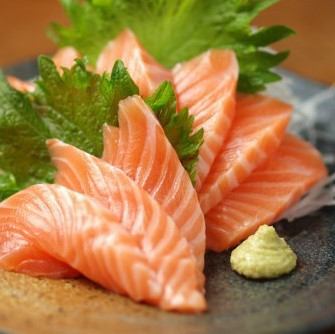 [Kaihin Makuhari store only!] Anyone, young or old, wants to eat! Salmon sashimi