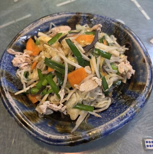 肉、韭菜和蔬菜炒