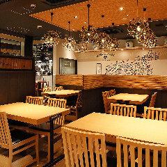 【昼宴会にもオススメ♪開放感のあるオープンスペース】スタイリッシュな店内に映えるお洒落なインテリアが自慢です。オープンスペースでのご宴会も、もちろん承っておりますのでお気軽にお問い合わせ下さい。