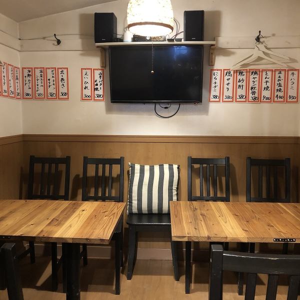 There are 27 seats in total (2 tables for 4 people, 4 tables for 3 people, 7 counters)! The store entrance is a stand-up style, and the back is a seated style!Please feel free to come by yourself!