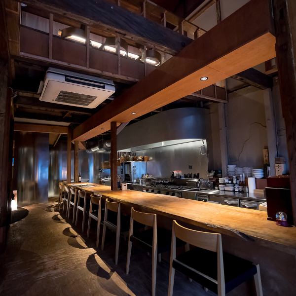 【空間の魅力：移ろいゆく古民家カウンター】有名デザイナー監修の古民家を改装した店内は、吹き抜けが開放的なカウンター席のみ。朝と夜で雰囲気がガラリと変わり、それぞれ異なる趣きをお楽しみいただけます。ディナータイムは記念日やデートにも最適な空間。趣きある設えと落ち着いた照明が、特別な時間を演出します。