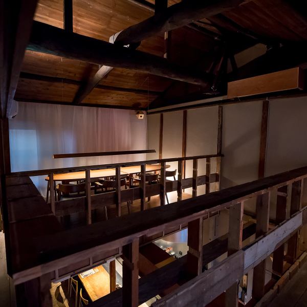 【五感で愉しむライブキッチン】オープンキッチンに面したカウンター席では、シェフの繊細な調理を間近で体感できるライブ感が魅力。五感を刺激する音や香り、盛り付けの美しさを存分にお愉しみいただけます。listudeの12面体スピーカーsceneryが奏でる上質な音響も加わり、食と音のハーモニーが織りなす特別な体験を提供。