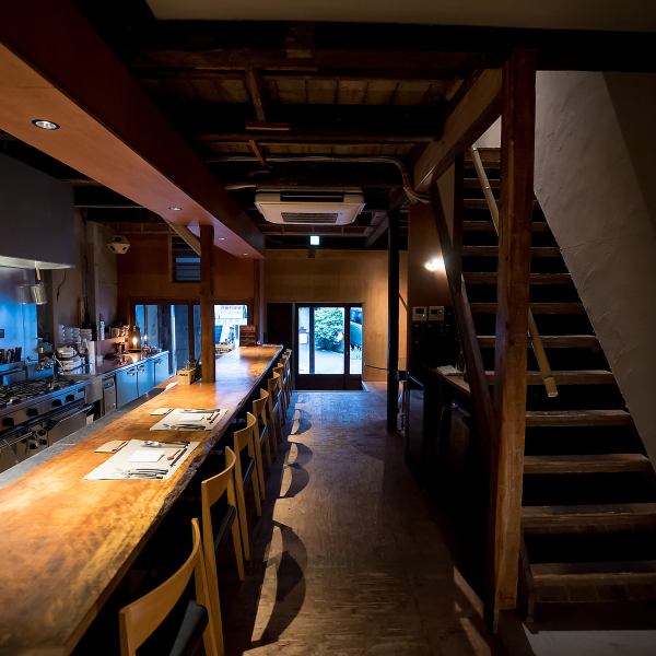 【大人のための隠れ家】洗練された大人の隠れ家をイメージした店内は、全ての席がオープンキッチンのカウンター席。親密な会話を妨げない配置で、大切な方との語らいに最適です。listudeが手掛けるこだわりのスピーカーから流れる心地よい音楽が、上質な時間を演出。記念日やデート利用にふさわしい落ち着いた空間です。