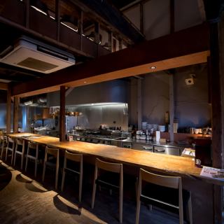 데이트에 최적인 오픈 카운터로, 눈앞에서 요리사의 기술을 만끽.멋진 인테리어와 맛있는 식사가 기념일과 생일의 특별한 장면을 장식합니다.