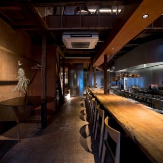 특별한 날을 연출하는 카운터석.눈앞에서 펼쳐지는 오픈 키친은 압권.데이트나 기념일에 어울리는 인테리어와 마음에 남는 맛을 제공합니다.