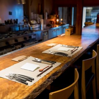 두 사람의 거리가 줄어드는 오픈 카운터는, 데이트는 물론, 기념일이나 생일의 특별한 날에 최적.멋진 공간에서 맛있는 식사와 함께 잊을 수 없는 시간을.