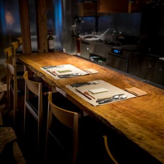 특별한 기념일이나 생일은, 눈앞에서 요리를 즐기는 오픈 카운터로.데이트에 최적인 공간에서 멋진 인테리어와 맛있는 요리를 잊을 수 없는 추억을 연출합니다.