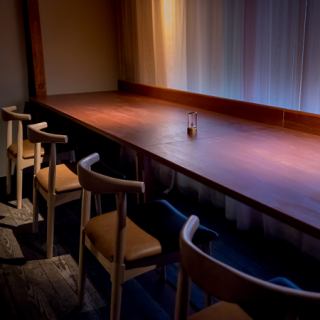 눈앞에서 체험하는 미식의 세계.오픈 카운터는 데이트와 기념일에 이상적입니다.멋진 인테리어와 맛있는 식사가 소중한 날을 더욱 빛나게 할 것입니다.