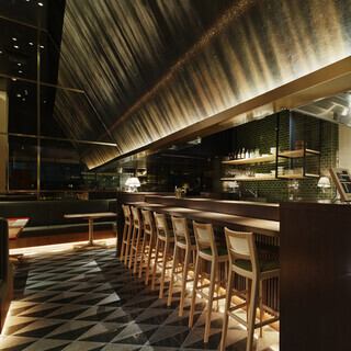 店内は、カウンター席とテーブル席をご用意しており、様々なシーンに合わせてご利用いただけます。活気あふれるカウンター席では、職人の手さばきを間近で眺めながらお食事をお楽しみいただけます。テーブル席は開放的な空間で、ご友人やご家族との会食にも最適です。