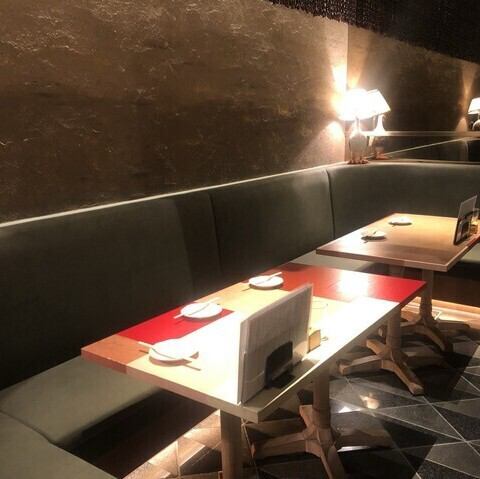 【京都スエヒロガリ】【ソファーテーブル席：4席×4卓】ゆったりとお座りいただけるテーブル席は、デートやご友人との会食に最適でございます。会話を弾ませながら、周りを気にすることなくお食事をお楽しみいただけます。広々とした空間で、心ゆくまでおくつろぎくださいませ。