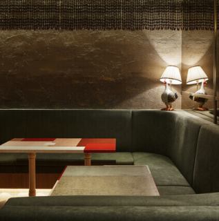 【京都スエヒロガリ】【カップルシート席：2席×1卓】落ち着いた雰囲気の中でゆっくりとお食事を楽しめます。カップルとのデートにぴったりですので、大切な方との時間をより一層特別なものに。ご友人との会食にも最適で、会話が自然と弾みます。