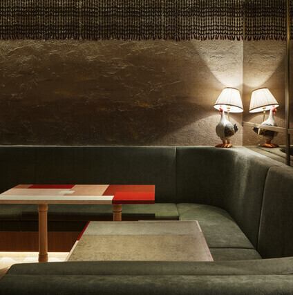 【京都スエヒロガリ】【カップルシート席：2席×1卓】落ち着いた雰囲気の中でゆっくりとお食事を楽しめます。カップルとのデートにぴったりですので、大切な方との時間をより一層特別なものに。ご友人との会食にも最適で、会話が自然と弾みます。