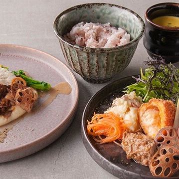 選べるメインや前菜盛合せ等おしゃれなランチをお楽しみ下さい。