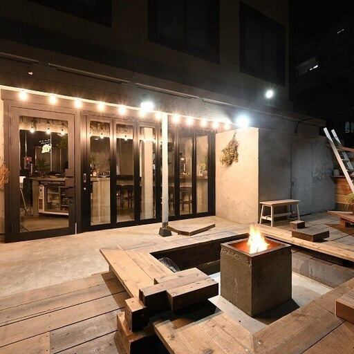 シンプルですっきりとした印象の店内にはオーナーの遊び心が随所に散りばめられています。店舗正面の大きなテラス席では焚き火をすることも。当店ならではの心躍るひとときをお過ごしいただけます。