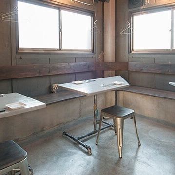 心地よい日差しが差し込む開放的な空間は、時間を気にせずゆったりくつろぐのにピッタリ。ご友人同士とのランチはもちろん、ご夫婦・カップルのデートにも◎