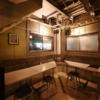 スタイリッシュなテーブル席