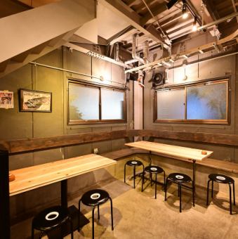異素材を組み合わせ、シンプルながらも存在感のある独特な雰囲気に仕上げた1階には、壁に面して4名様席×1卓、6名様席×1卓、入口近くに4名様席×1卓、テーブル席をご用意しております。最大14名様までご利用いただけます。会社帰りのご宴会やご友人との飲み会など少人数宴会はもちろん、中規模のお集りにもおすすめです♪