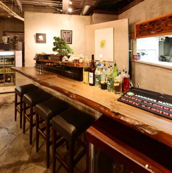 地元豊田市の木材を使用した一枚板のカウンター席は6名様までご利用可能です。入口近くにあるので、ふらりと気軽に立ち寄れるのも嬉しいポイント◎入口は全面窓の扉になっており、解放感も抜群です！皆様の特別な場所として、またいつもとは違うテイストのお食事にもぜひどうぞ。