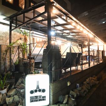 屋外には、気軽にキャンプ気分が楽しめる開放感抜群のテラス席をご用意。6名様席と2名様席がございます。アウトドアな雰囲気の中、炭火焼料理やお酒を堪能できる特等席！テーブルや椅子には地元豊田市の木材を使用。日常を忘れられる特別な空間で、気の置けないお仲間とどうぞごゆるりと！18名様までの貸切も可能です。
