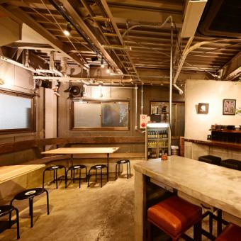 豊田市駅より徒歩5分！インダストリアルなインテリアが作り出す、武骨でありながらもスタイリッシュな雰囲気が魅力の『路地裏のメルカド』。着席25名様、立食50名様までの店貸切も承っております。開放感あふれる空間は、お仲間でのイベントや歓送迎会、同窓会など様々なシチュエーションに最適！テラス席もございます。