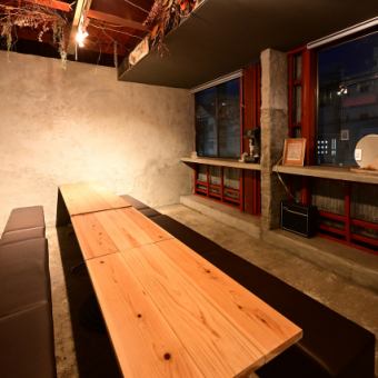 2階の個室は10名様～20名様までご利用可能。会社のご宴会やクラス会など、大きなご宴会におすすめです。2階フロアはこちらの個室のみなのでフロア貸切のようなもの！完全プライベート空間でご宴会をお楽しみいただけるのもポイントです。