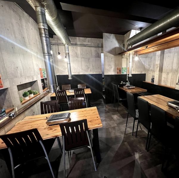 コンクリート調の壁紙で落ち着いた雰囲気のお洒落な店内♪ファミリー、友人、カップルでも、ゆったりと食事を楽しめますよ！トイレもキレイです☆カウンター5席。4名テーブルが4席。6名テーブル1席。屋根付きの14名テーブルもあります。個人店なのでどんな些細な事でもご相談くださいね。お子様連れ大歓迎のお店ですよ♪