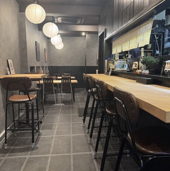 焼き姿が見えるカウンター席はお一人様やご夫婦でのお食事にぴったりです。落ち着いた雰囲気で食べる鶏料理は絶品です。思わず誰かに紹介したくなるような店内を、心ゆくまでおくつろぎいただけます。