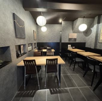 2名様テーブル１席4名様テーブル３席6名様テーブル1席テーブルを繋げると横並びで12名様お座りいただけます。