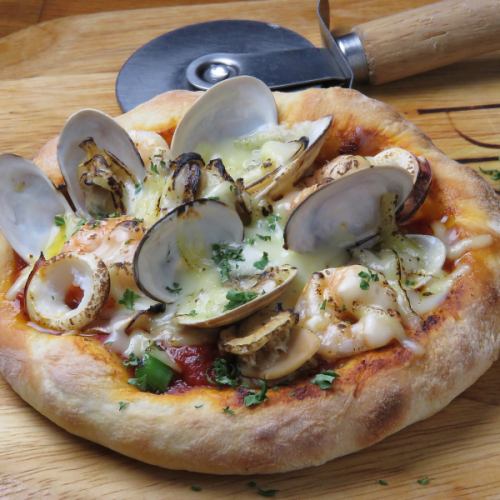 Mixed seafood pizza / quattro formaggi