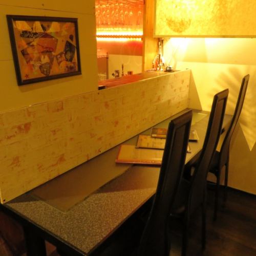 Popular with one person, regulars, dates, etc. [Counter seats]
