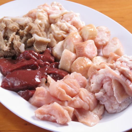 豚だけでなく牛ホルモンも楽しめる！おまかせ盛りがお得♪