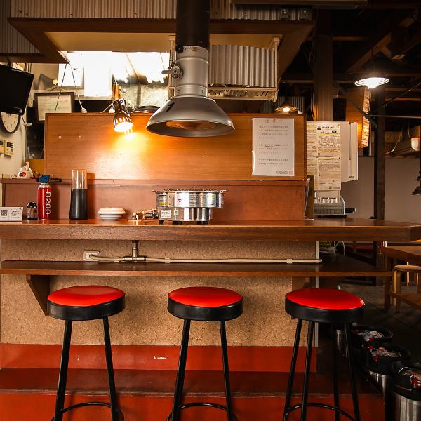 【おひとりでも】カウンターで焼いていただけます。「一人焼肉」も大歓迎！第一ホルモン自慢の肉をとくとお召し上がりください♪（カウンター1席2～3名様）