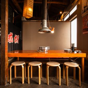 [For families and girls' get-togethers] We have table seating for four.Come and have a great time with your family and friends.