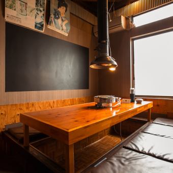 [For groups] We have tables that seat 4 and 6 people so you can enjoy yakiniku with everyone. The raised tables are sunken kotatsu style, so even those who don't like sitting on tatami mats can rest their feet freely while eating.