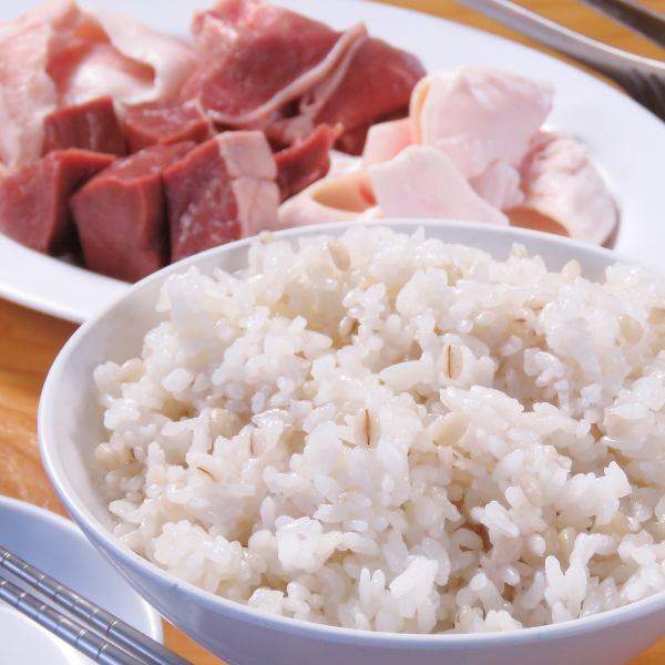食物繊維が豊富で健康的に！当店のライスは「もち麦ごはん」です♪