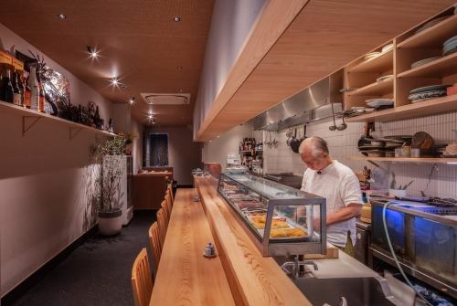 <p>The counter seats, where you can enjoy watching the craftsman's skills up close, are recommended for solo diners or dates. The sense of realism of watching nigiri sushi and seafood dishes made with fresh seasonal fish prepared right before your eyes is exceptional! The calm atmosphere allows you to spend a relaxing time.Perfect for daytime drinking or anniversaries ♪</p>