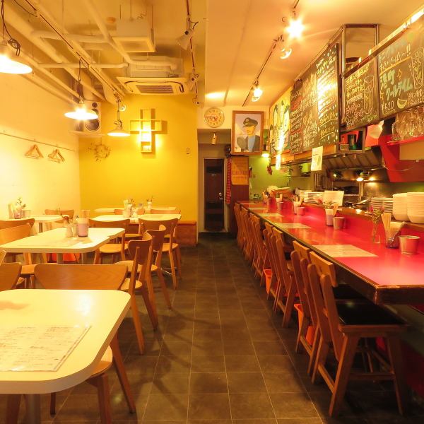 ≪テーブル席≫2名掛けと4名掛けのテーブル席は、デートやご家族・友人との食事にぴったり♪ 明るく温かな雰囲気の中で、ランチやディナーをゆっくり楽しめます。少人数での食事はもちろん、小規模な宴会や歓送迎会にも対応可能!お料理を囲みながら、会話もお楽しみください!