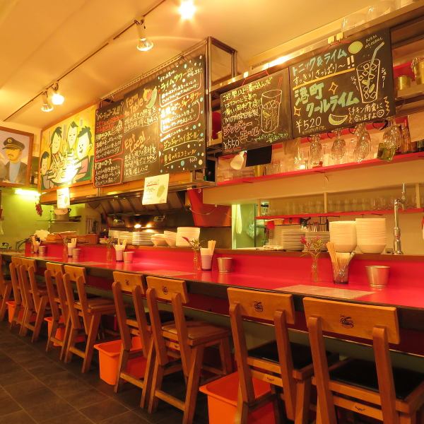 ≪カウンター席≫8席のカウンター席は、おひとり様や仕事帰りのちょい飲みに最適♪ 料理の香りやライブ感を間近で感じながら、気軽に世界一のチキン南蛮を堪能できます!初めての方も入りやすいアットホームな雰囲気で、スタッフとの会話も楽しめるのが魅力。ランチ利用でもディナー利用でも、特別なひとときを演出します。