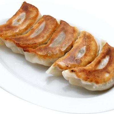 当店ならではのボリューム満点さが魅力！餡も皮も香ばしく焼き上げた【特製焼き餃子】1400円(税込)